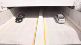 El camión causó daños en el Paso Deprimido de Mérida