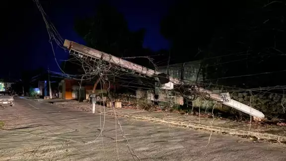Poste de la CFE colapsa en la colonia Fátima, en Calkiní.