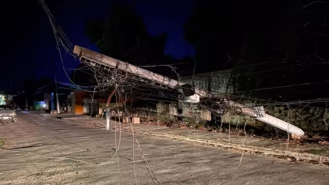 Poste de la CFE colapsa en la colonia Fátima, en Calkiní.