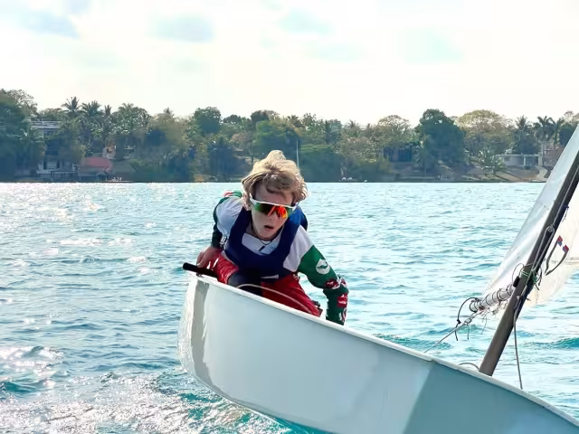 Mia Acuña y Otis Cardow, los quintanarroenses que competirán en el mundial de Vela en Argentina