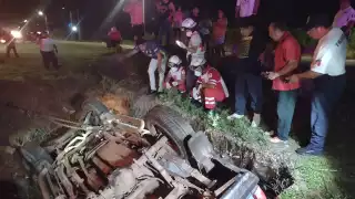 Accidente en Felipe Carrillo Puerto: Conductor de camioneta vuelca y acaba dentro de una zanja