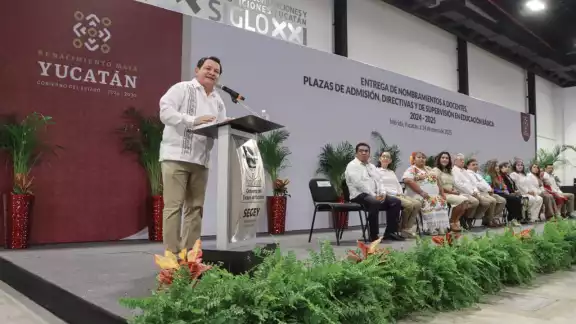 Joaquín Díaz Mena resaltó que los maestros de Yucatán son claro ejemplo de los estudiantes Joaquín Díaz Mena resaltó que los maestros de Yucatán son claro ejemplo de los estudiantes