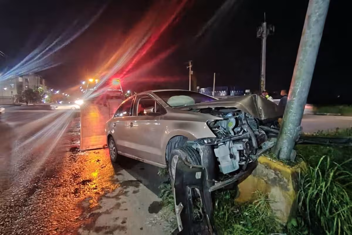 Conductor abandona vehículo tras impactarse contra poste en la SM 251 ...