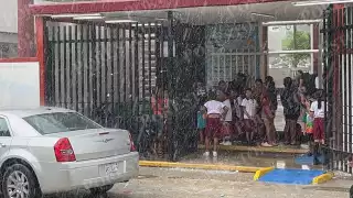 Estudiantes se refugiaron en la entrada de las escuelas esperando que finalizaran las lluvias