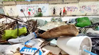 Viajeros que se hospedan en el primer cuadro de Cancún se encuentran con tiraderos clandestinos y grafitis, que demuestran la falta de atención