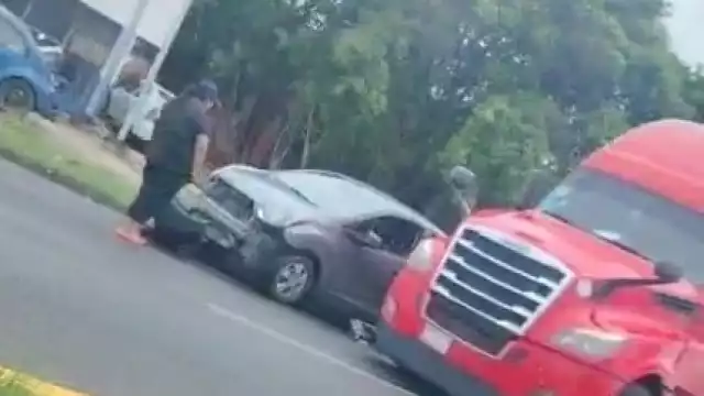 El auto particular se llevó la peor parte en el choque contra el tractocamión.