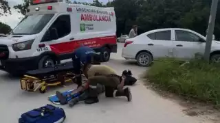 Conductor no respeta señal de alto y choca a motociclista en Tulum