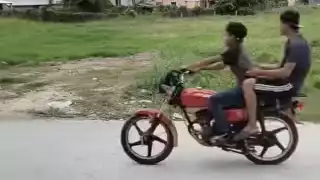 Jóvenes en moto impactan contra camioneta en la colonia centro de Sabancuy