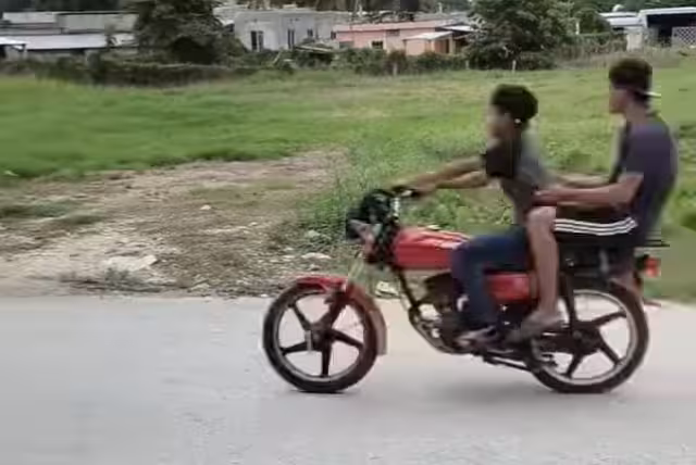 Habitantes denuncian que los jóvenes en motocicleta manejan a exceso de velocidad.