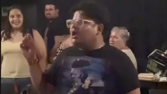 El joven mostró en sus redes sociales el momento de su tributo a Juanga tras verlo en el cine El joven mostró en sus redes sociales el momento de su tributo a Juanga tras verlo en el cine