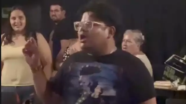 El joven mostró en sus redes sociales el momento de su tributo a Juanga tras verlo en el cine