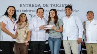 El Gobernador también presentó el programa Jóvenes Renacimiento, orientado a estudiantes de Mérida que actualmente no reciben becas federales