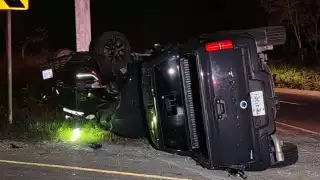 Las dos camionetas impactaron de forma violenta y quedaron dañadas.