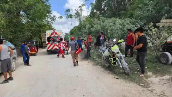 Paramédicos de la Cruz Roja Mexicana atendieron al lesionado antes de trasladarlo al hospital Paramédicos de la Cruz Roja Mexicana atendieron al lesionado antes de trasladarlo al hospital