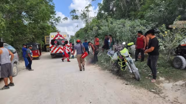 Paramédicos de la Cruz Roja Mexicana atendieron al lesionado antes de trasladarlo al hospital