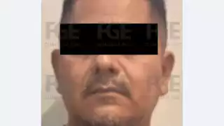 Entre las pertenencias del detenido, están un teléfono celular, dinero en efectivo, preservativos y material sólido de color blanco, parecido al crack