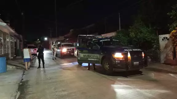 Vecinos señalaron que una mujer salió corriendo del lugar, por lo se realizaron intentos de localizarla Vecinos señalaron que una mujer salió corriendo del lugar, por lo se realizaron intentos de localizarla
