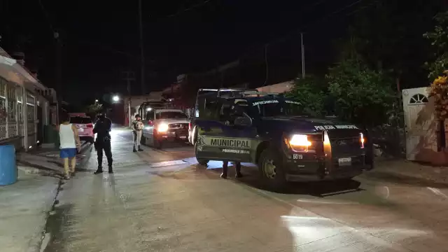 Vecinos señalaron que una mujer salió corriendo del lugar, por lo se realizaron intentos de localizarla