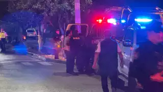 Se incendia automóvil tras impactar a una moto, en la colonia Emiliano Zapata