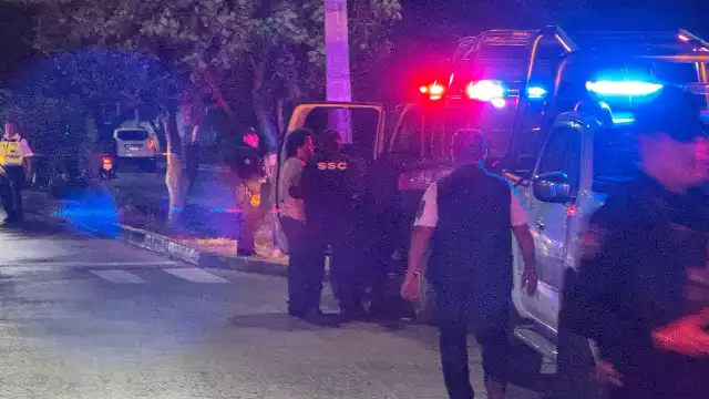 Un conductor impactó a una moto e intentó darse a la fuga, pero terminó incendiado.