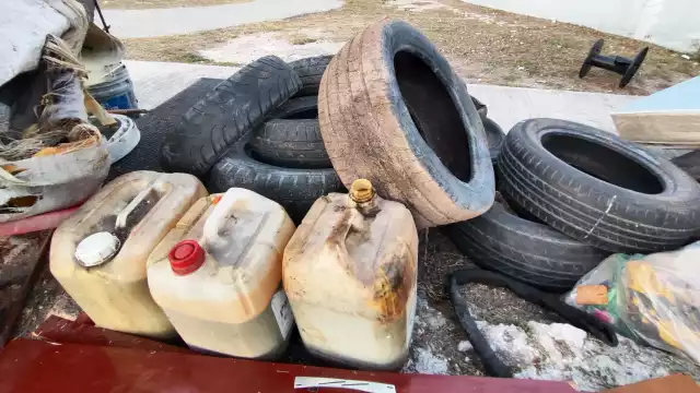 Bidones con aceite usado, llantas y demás basura fue tirada en el deportivo.
