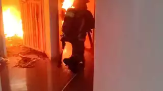 Los bomberos ingresaron a la vivienda para sofocar las llamas.
