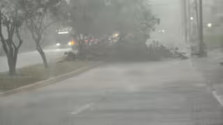 Fuerte tormenta provoca encharcamientos y vientos en la capital de Campeche.