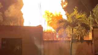 Vecinos intentaron sofocar el fuego con cubetas de agua, pero las llamas avanzaron rápidamente