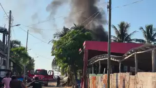 Elementos de Bomberos y Protección Civil continúan trabajando para asegurar la zona y realizar labores de enfriamiento