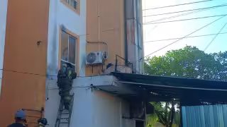 La gran cantidad de humo alertó a los habitantes del edificio