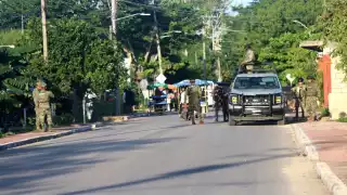 Agentes de seguridad de distintas organizaciones llevan a cabo la inspección de una casa en Homún