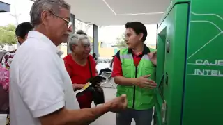 Solamente se pueden recargar las tarjetas Va y Ven en cajeros y tiendas oficiales