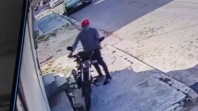 Videograban a presuntos ladrones de motocicleta