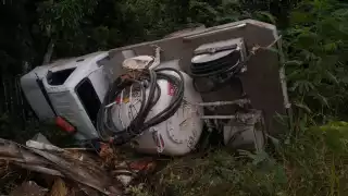 Camión de  gas sufre volcadura en carretera de Chetumal