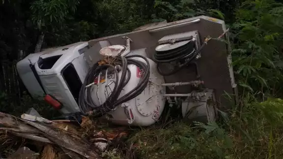 El tráiler sufrió el accidente en el tramo carretero entre Pucté y Rovirosa El tráiler sufrió el accidente en el tramo carretero entre Pucté y Rovirosa