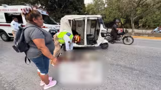 Mototaxi choca frente al Hospital General de Playa del Carmen: hay dos lesionados