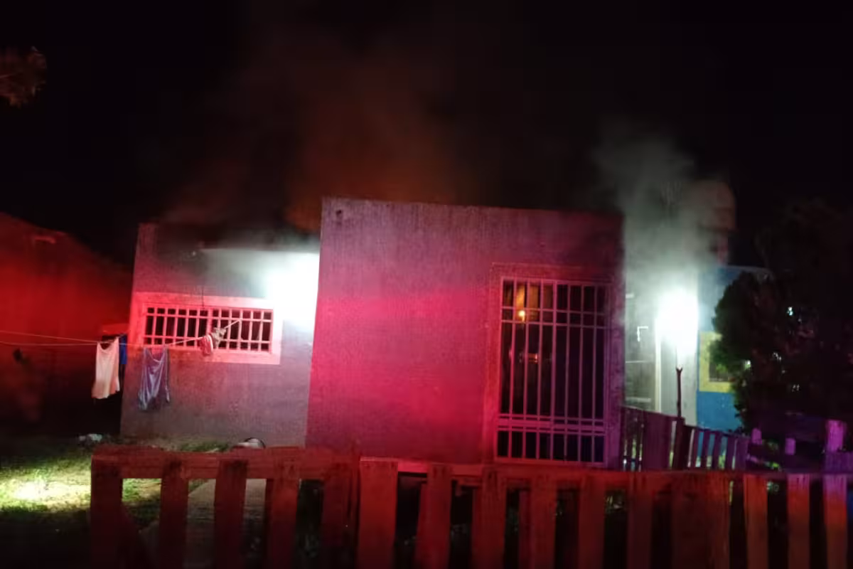 Rescatan a un joven atrapado en el incendio de una casa en Umán - PorEsto
