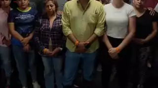 El alcalde dio a conocer los hechos a lado de su equipo.