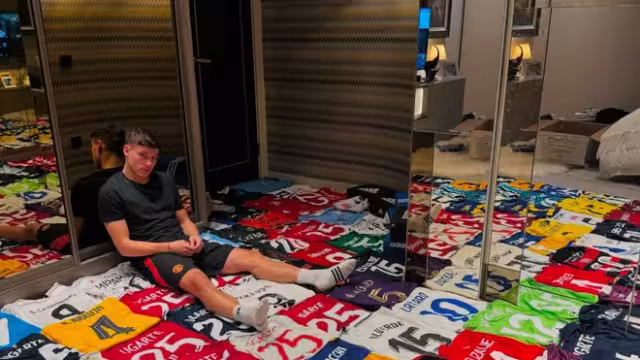 El uruguayo mostró un poco de su colección de dorsales