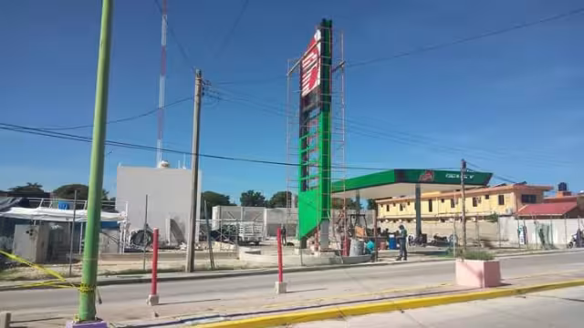 Los usuarios piden la apertura de una nueva gasolinera que ya está construida pero falta un permiso