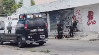 Paramédicos llegaron al lugar de los hechos y atendieron al lesionado.