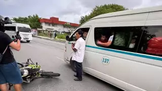 Motociclista a exceso de velocidad pierde el control y termina en el asfalto en Playa del Carmen