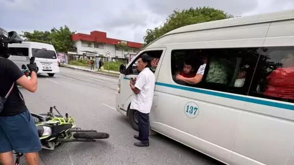 Debido al impacto, el conductor de la moto sufrió algunas lesiones Debido al impacto, el conductor de la moto sufrió algunas lesiones