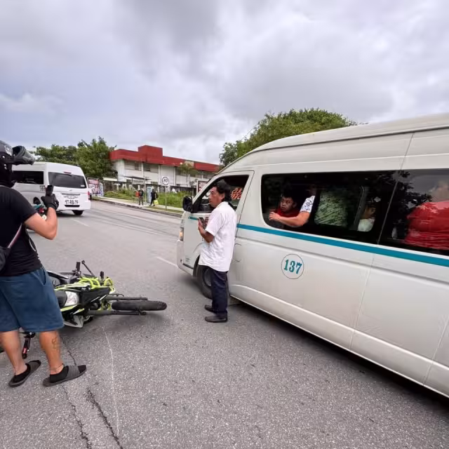 Debido al impacto, el conductor de la moto sufrió algunas lesiones