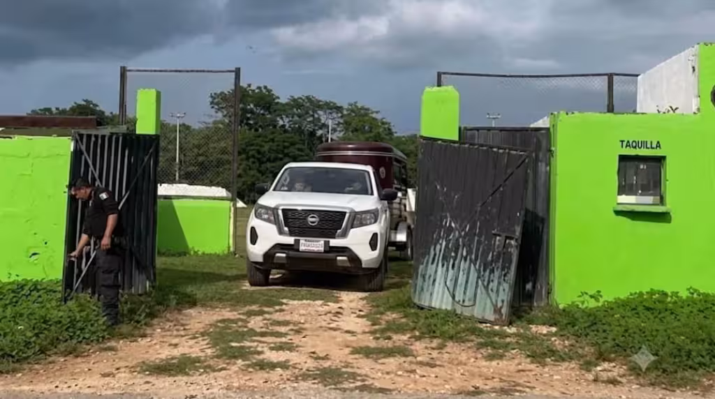 Polémica en Espita: acusan al Alcalde de cerrar campo de béisbol para montar a caballo