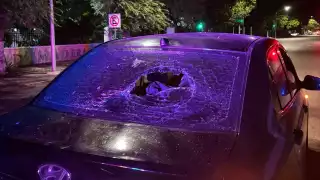 Hombre apedrea dos autos en la avenida Cupules de Mérida