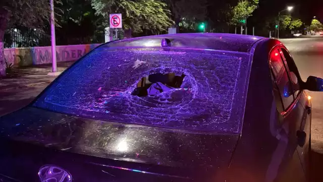 El hombre huyó luego de lanzar piedras a los vehículos