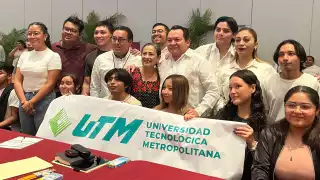 Joaquín Díaz Mena encabezó las mesas de consulta junto a los estudiantes