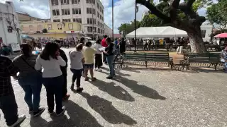 Estudiantes y abuelitos abarrotan módulos para las tarjetas Va y Ven en Mérida 