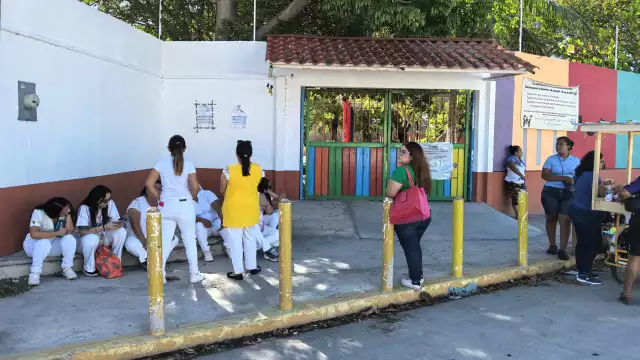 El plantel permaneció cerrado y los papás regresaron a los niños a sus casas.